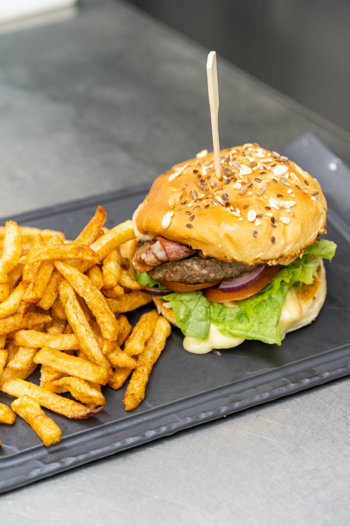 burger montagnard et frites maison restaurant saint contest